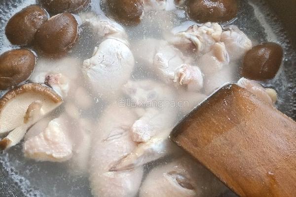 鱼肠可乐鸡翅的做法图解3