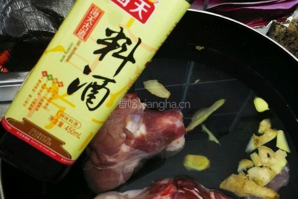 莲藕筒骨汤的做法图解1