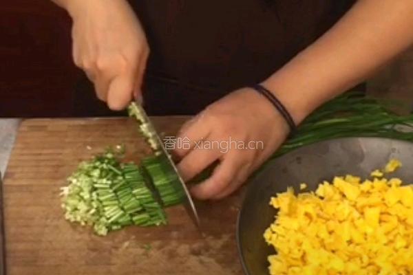 煎鸡蛋韭菜饺子的做法图解2