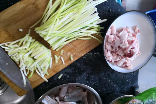 黄韭菜炒肉片的做法图解1