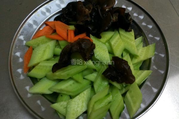 清炒黄瓜木耳的做法图解1