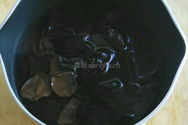 木耳炒青瓜胡萝卜的做法图解1