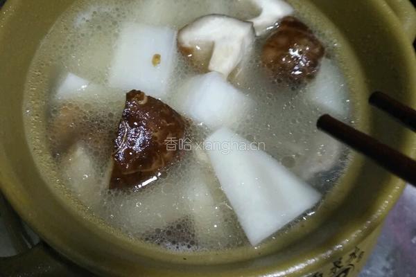 白萝卜香菇扇子骨汤的做法图解4