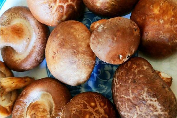 芹菜香菇肉家常水饺的做法图解2