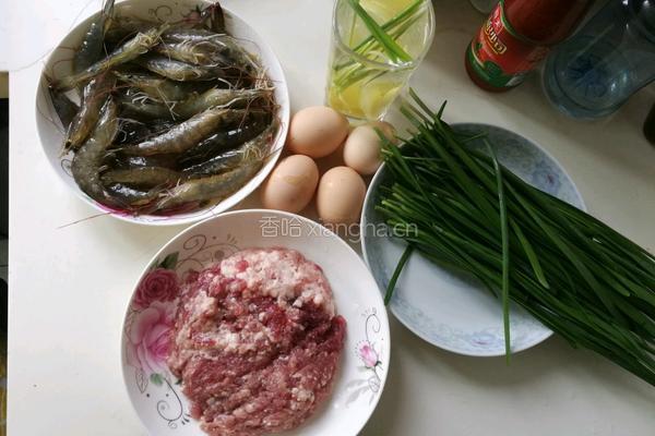 猪肉虾仁水饺的做法图解1