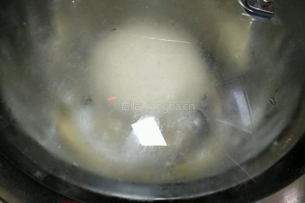 白菜胡萝卜鲜肉包的做法图解2