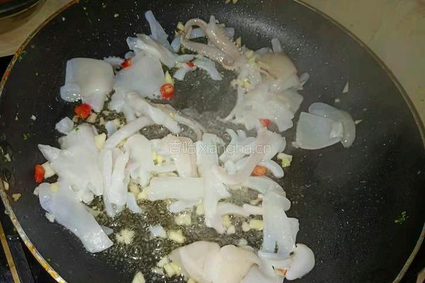 韭菜花炒鱿鱼的做法图解2