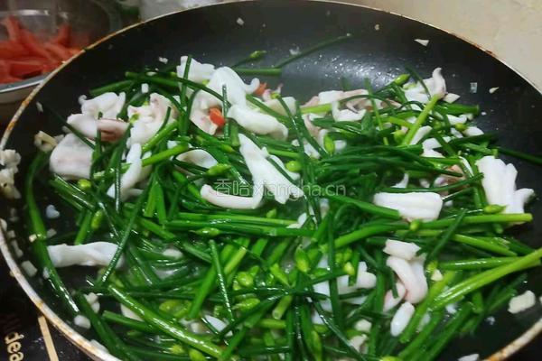 韭菜花炒鱿鱼的做法图解4