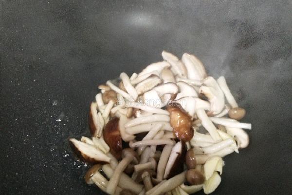 素炒杂菇的做法图解7