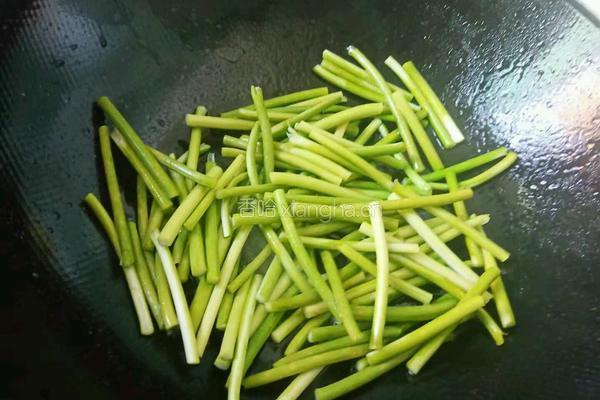 蒜薹炒鸡蛋的做法图解2
