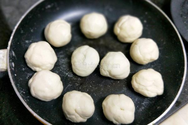 香葱猪肉煎包的做法图解5