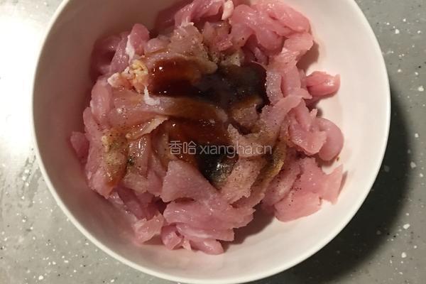 辣椒炒肉的做法图解1