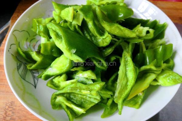 青椒鸡蛋的做法图解1