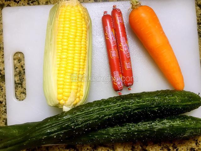 准备食材：玉米、火腿、胡萝卜、黄瓜