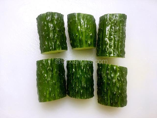 黄瓜洗干净，根据自己需求切成六七段