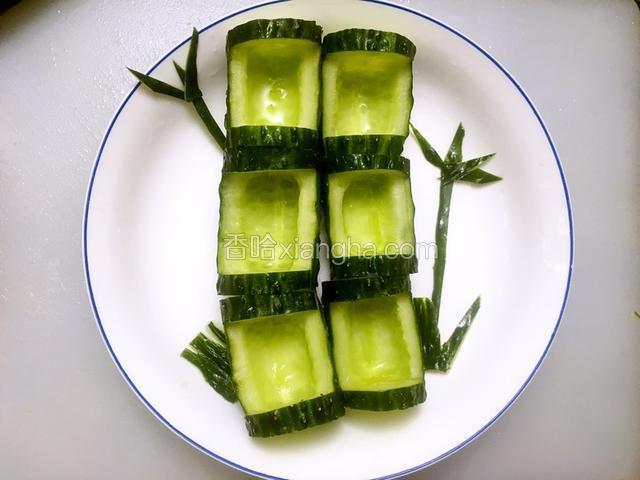 把黄瓜节拼接，碎片摆成竹子