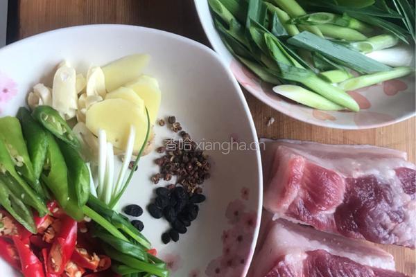 蒜苗回锅肉的做法图解1