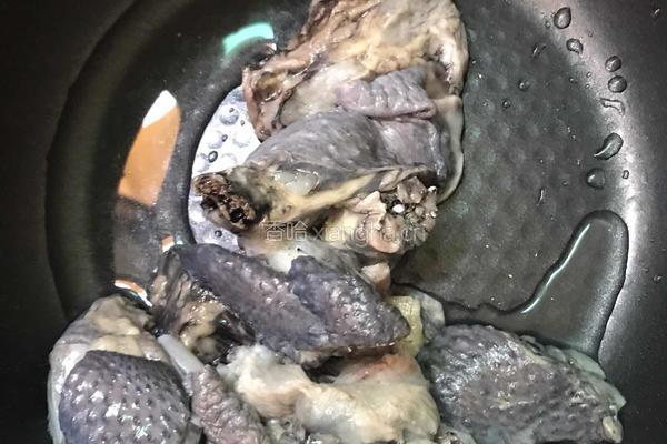 乌鸡桂圆红枣汤的做法图解1
