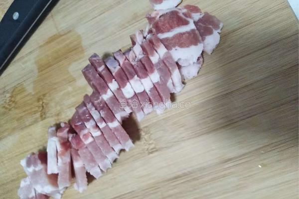 五花肉炖酸菜的做法图解2