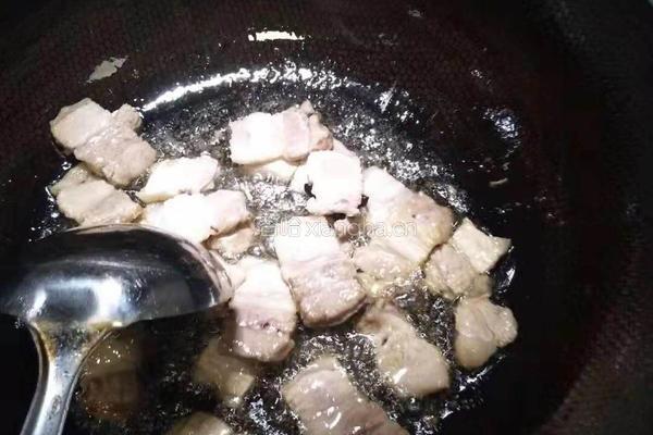 五花肉炖酸菜的做法图解7