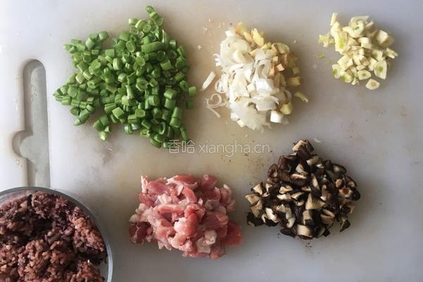 香菇五花肉豆角炒黑米饭的做法图解2