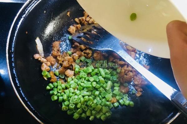 香菇五花肉豆角炒黑米饭的做法图解5