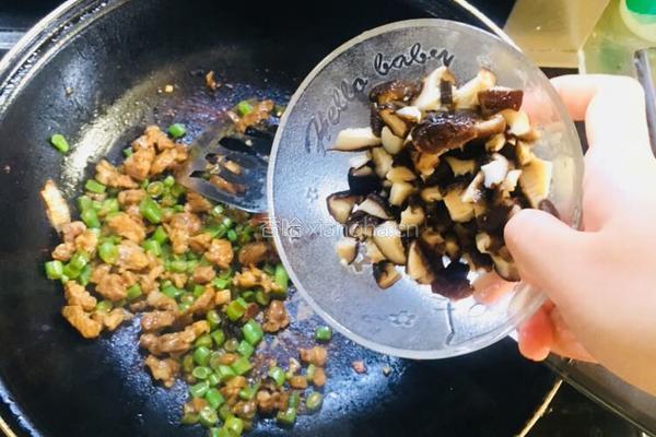 香菇五花肉豆角炒黑米饭的做法图解6