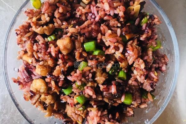 香菇五花肉豆角炒黑米饭的做法图解9