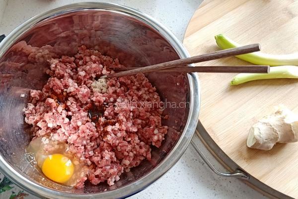 羊肉胡萝卜饺子的做法图解2