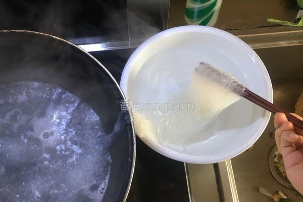 凉拌银耳菠菜粉丝的做法图解2
