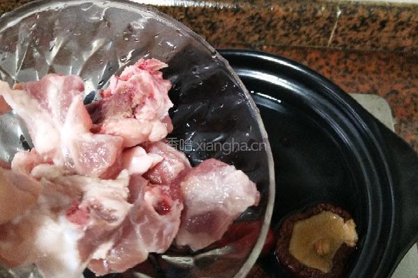 黑豆香菇排骨汤的做法图解5