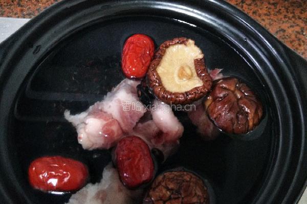 黑豆香菇排骨汤的做法图解6