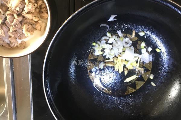 五花肉炒藕的做法图解3
