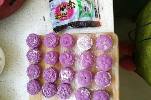 紫薯豆沙月饼的做法图解3