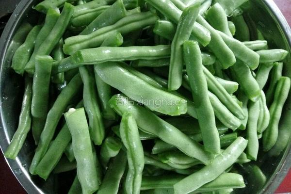 腊肉炒四季豆的做法图解2