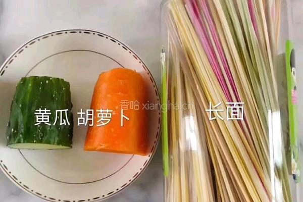 黄瓜胡萝卜盖面的做法图解1