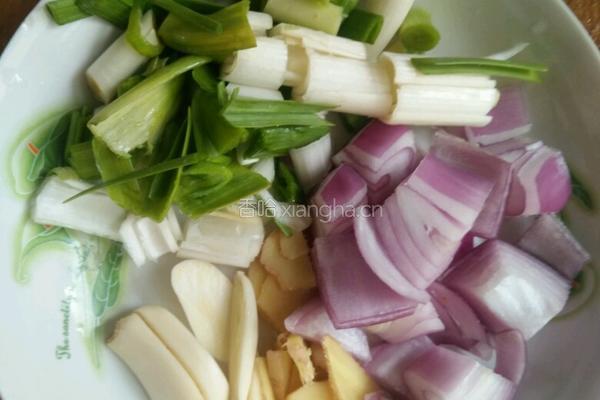 猪肉炖粉条的做法图解2