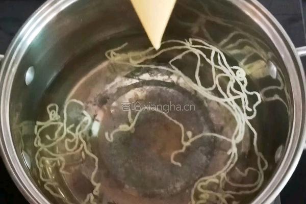 鲳鱼蛋黄面线 (宝宝辅食）的做法图解7