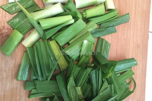 榨广椒炒熏肉的做法图解2