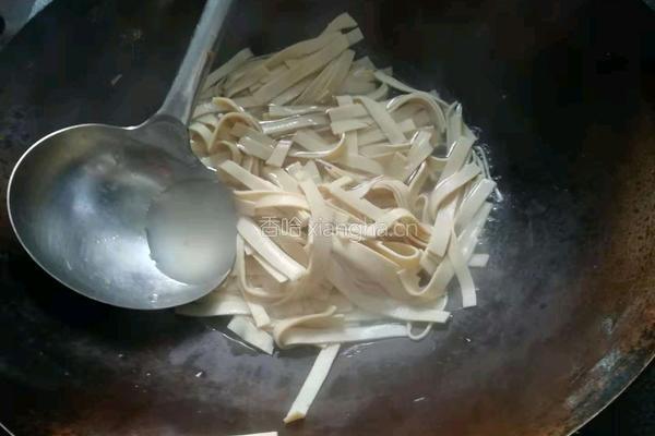 辣炒豆腐皮的做法图解2