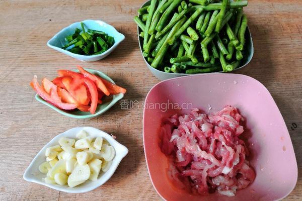 豆角炒肉的做法图解1