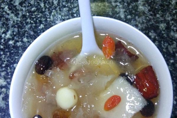 桃胶莲子银耳羹的做法图解8