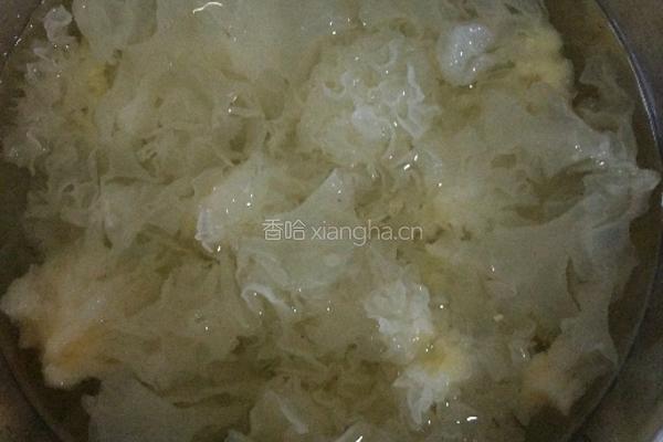 桃胶莲子银耳羹的做法图解1