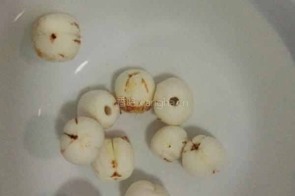 桃胶莲子银耳羹的做法图解4
