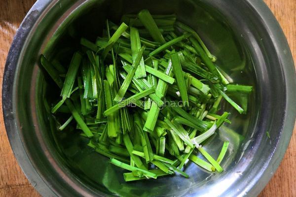 韭菜炒豆腐皮的做法图解1