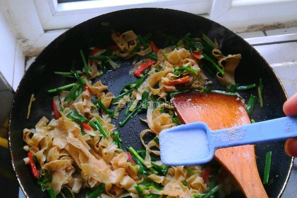 韭菜炒豆腐皮的做法图解9