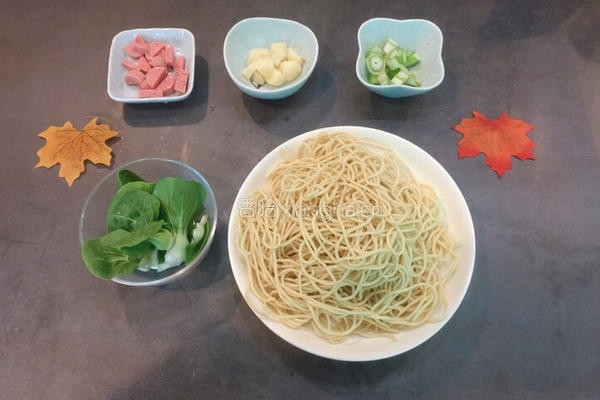 火腿肠炒面的做法图解4