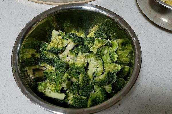 凉拌银耳西蓝花的做法图解3