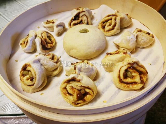 大火蒸15分钟，关火静放，3分钟后出笼装盘。