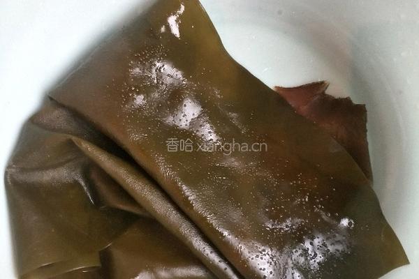 酸菜炖海带的做法图解1